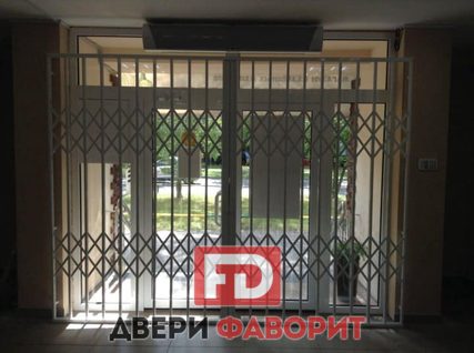 стальная раздвижная решетчатая дверь установленная в наклад