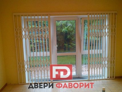 металлическая раздвижная решетчатая дверь установленная в наклад