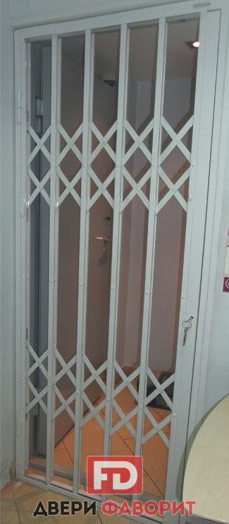 раздвижная решетчатая дверь серого цвета
