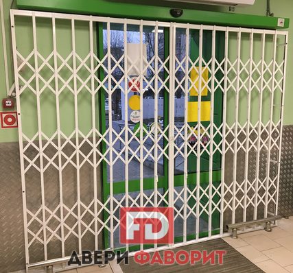 металлическая раздвижная решетчатая дверь установленная в наклад
