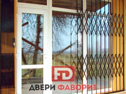 раздвижная решетчатая дверь коричневого цвета
