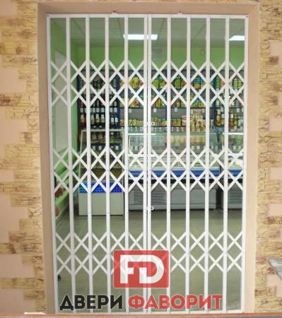 раздвижная решетчатая дверь с тремя рядами профильных труб