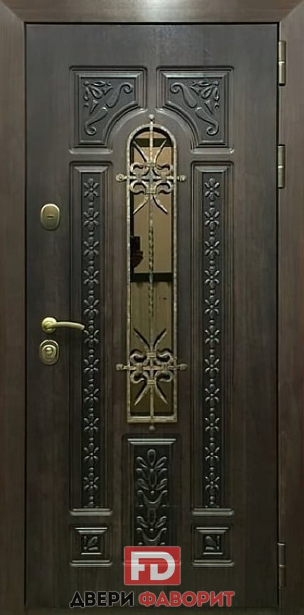 стальная дверь оборудована стеклом и ковкой